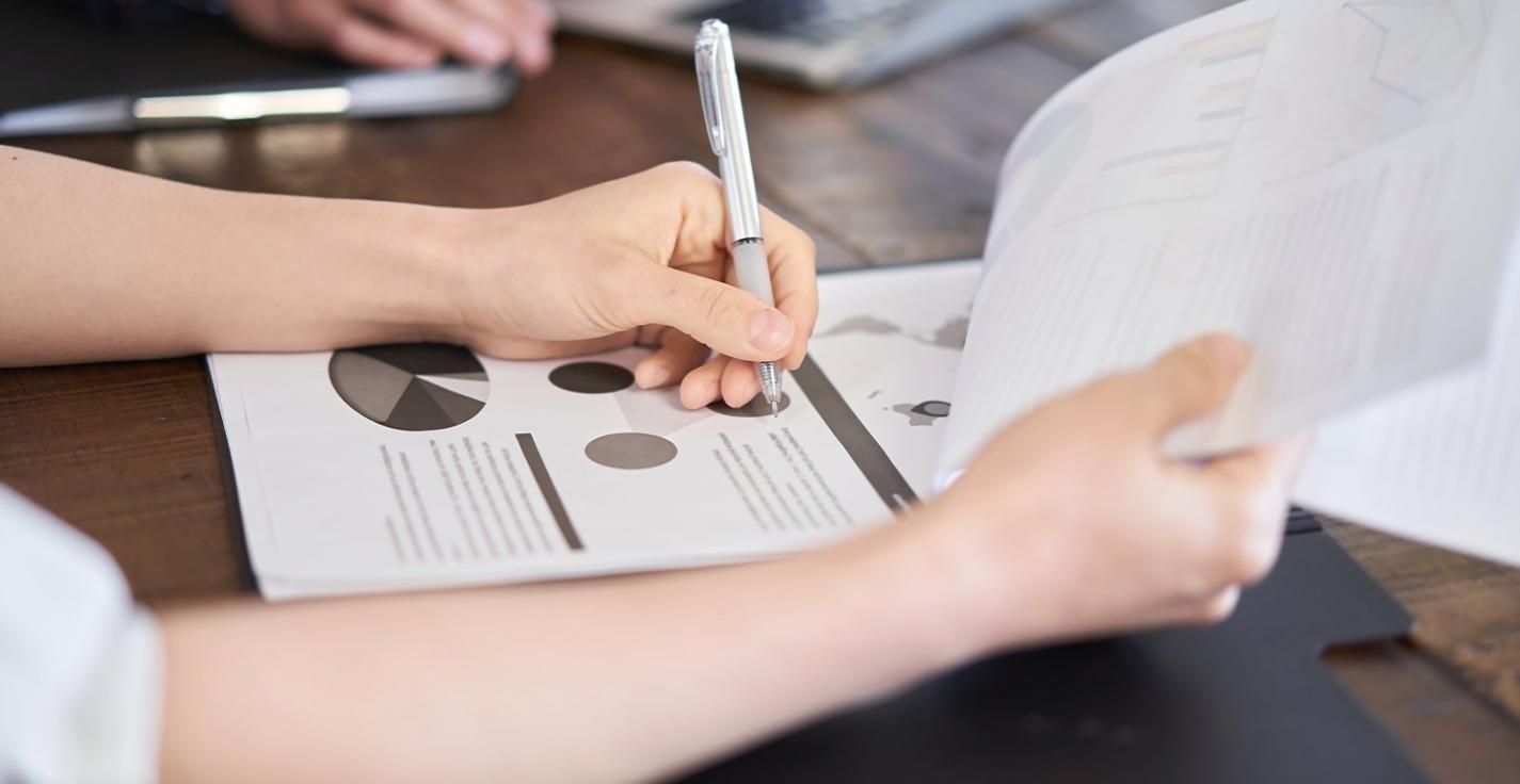 Bureau avec écrans montrant des analyses de mots-clés et graphiques SEO