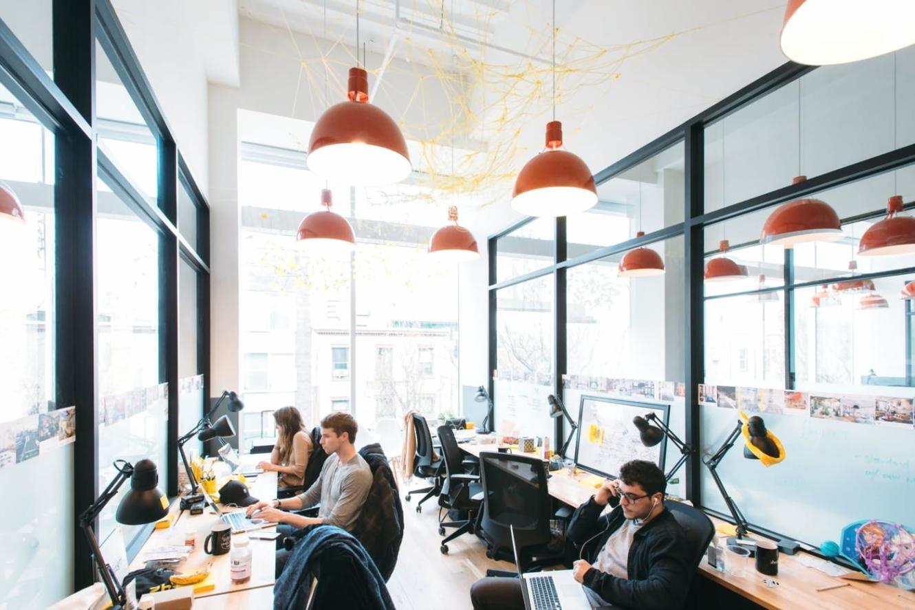 Espace de travail collaboratif avec tableaux d'analyse et notes stratégiques